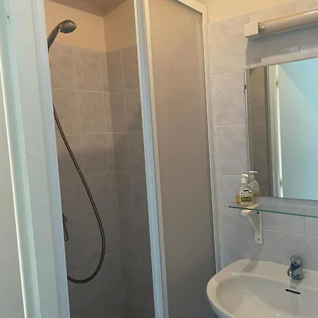 Appartement Petit Avec Parking, Très Bien équipé Proche Des Thermes Et Du Centre Nouvelle Literie *