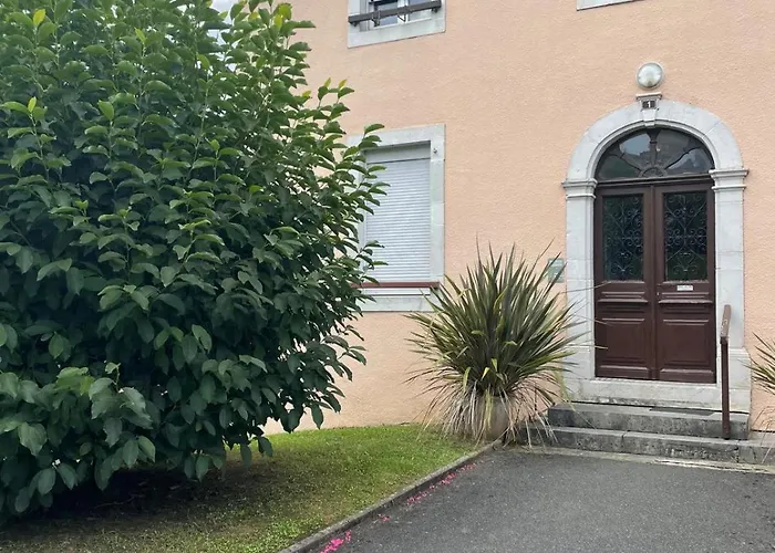 Petit Avec Parking, Tres Bien Equipe Proche Des Thermes Et Du Centre Nouvelle Literie Appartement